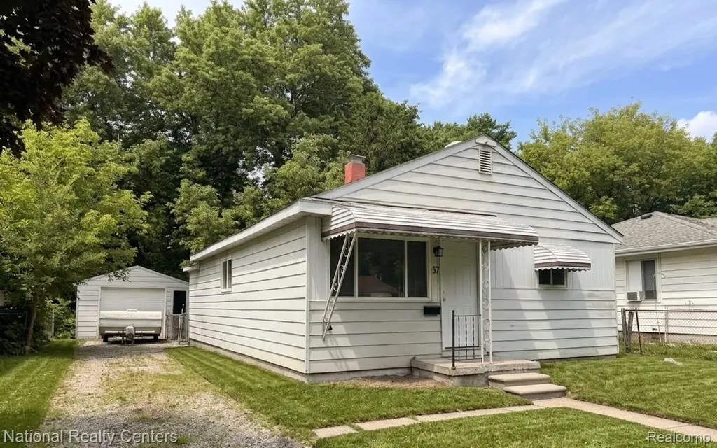 37 E Brooklyn Avenue Pontiac City MI 48340