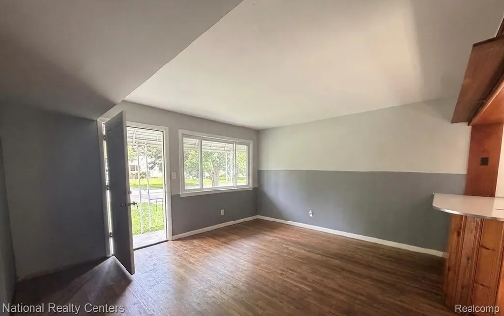 37 E Brooklyn Avenue Pontiac City MI 48340