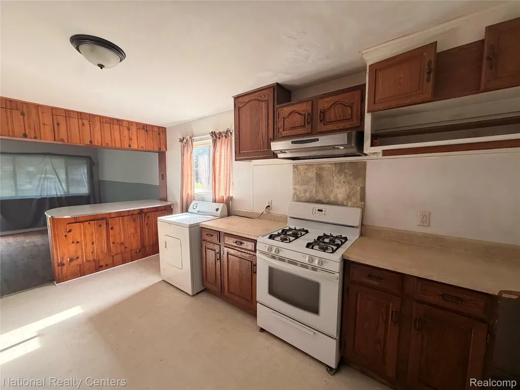 37 E Brooklyn Avenue Pontiac City MI 48340