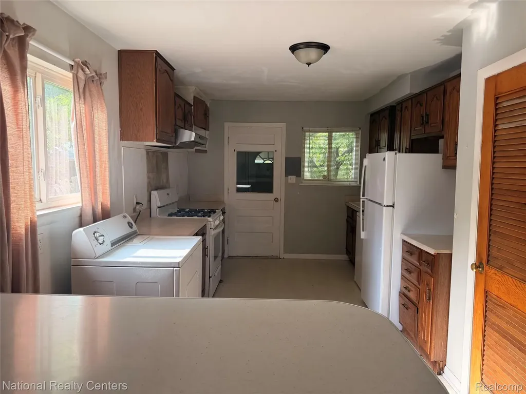 37 E Brooklyn Avenue Pontiac City MI 48340