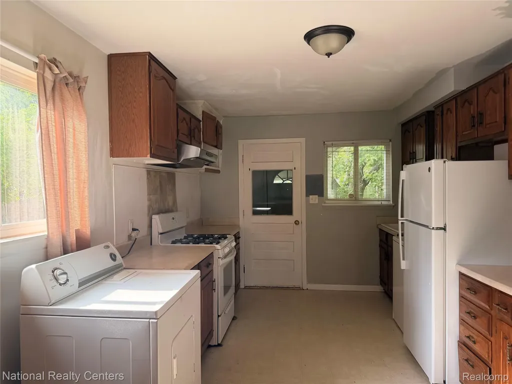 37 E Brooklyn Avenue Pontiac City MI 48340