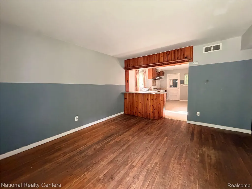 37 E Brooklyn Avenue Pontiac City MI 48340