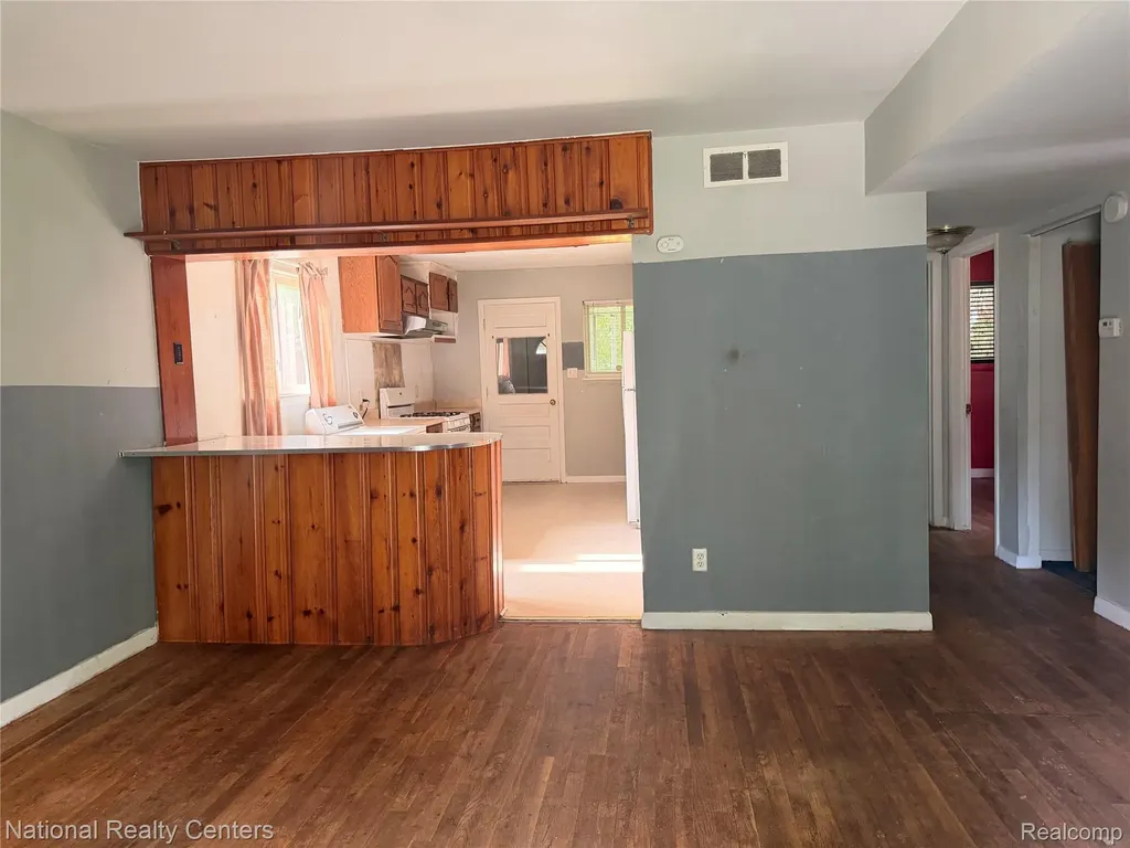 37 E Brooklyn Avenue Pontiac City MI 48340