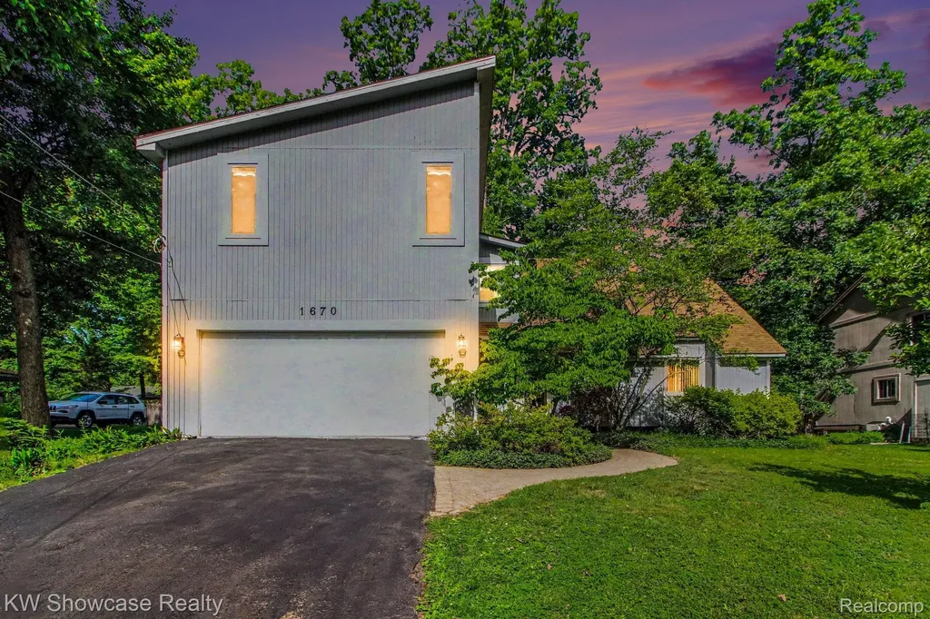 1670 Post Avenue West Bloomfield Charter Township MI 48324