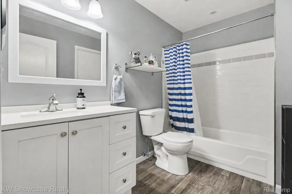 1670 Post Avenue West Bloomfield Charter Township MI 48324