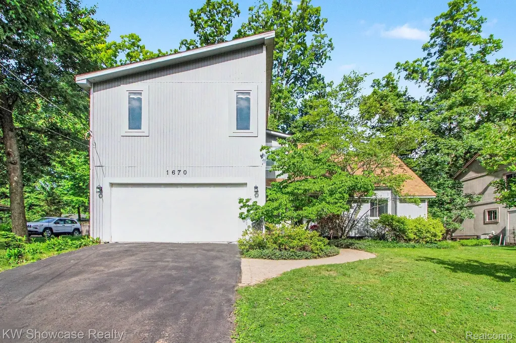1670 Post Avenue West Bloomfield Charter Township MI 48324