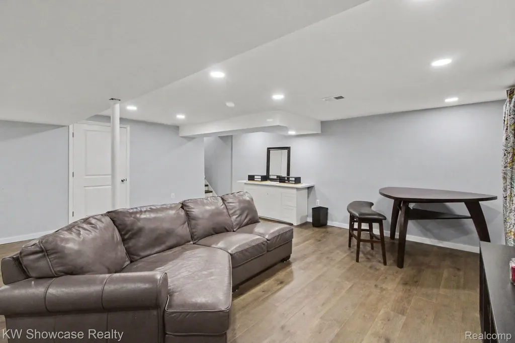 1670 Post Avenue West Bloomfield Charter Township MI 48324