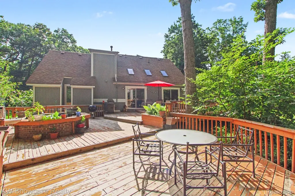 1670 Post Avenue West Bloomfield Charter Township MI 48324