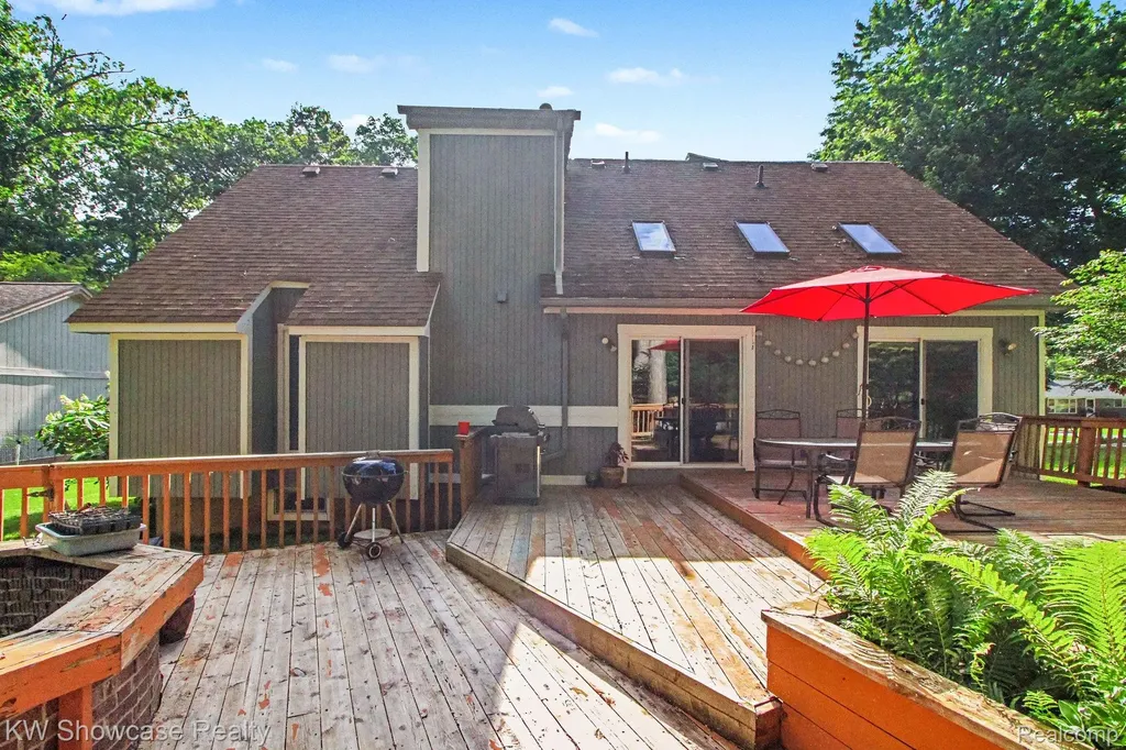1670 Post Avenue West Bloomfield Charter Township MI 48324