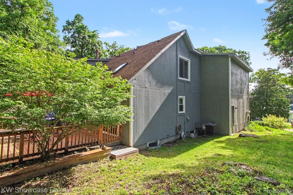 1670 Post Avenue West Bloomfield Charter Township MI 48324