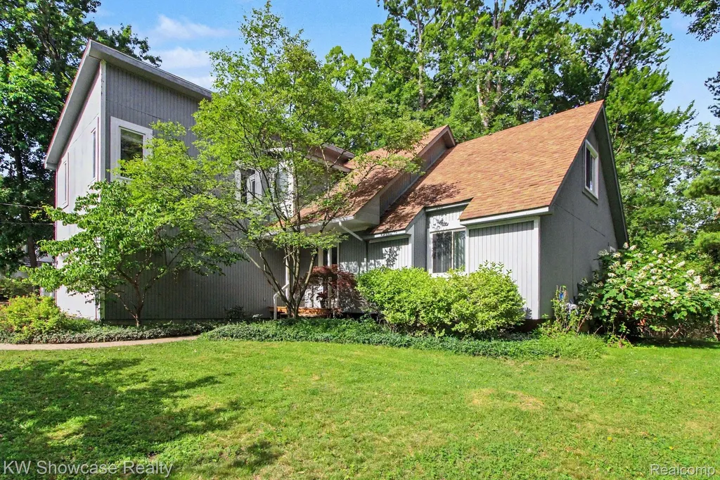 1670 Post Avenue West Bloomfield Charter Township MI 48324