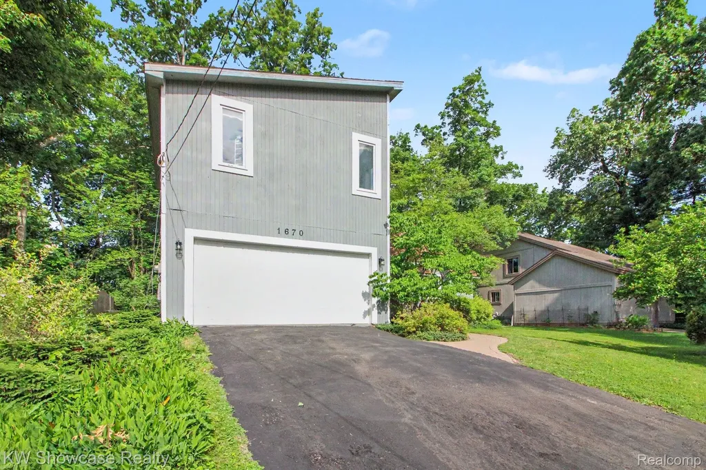 1670 Post Avenue West Bloomfield Charter Township MI 48324
