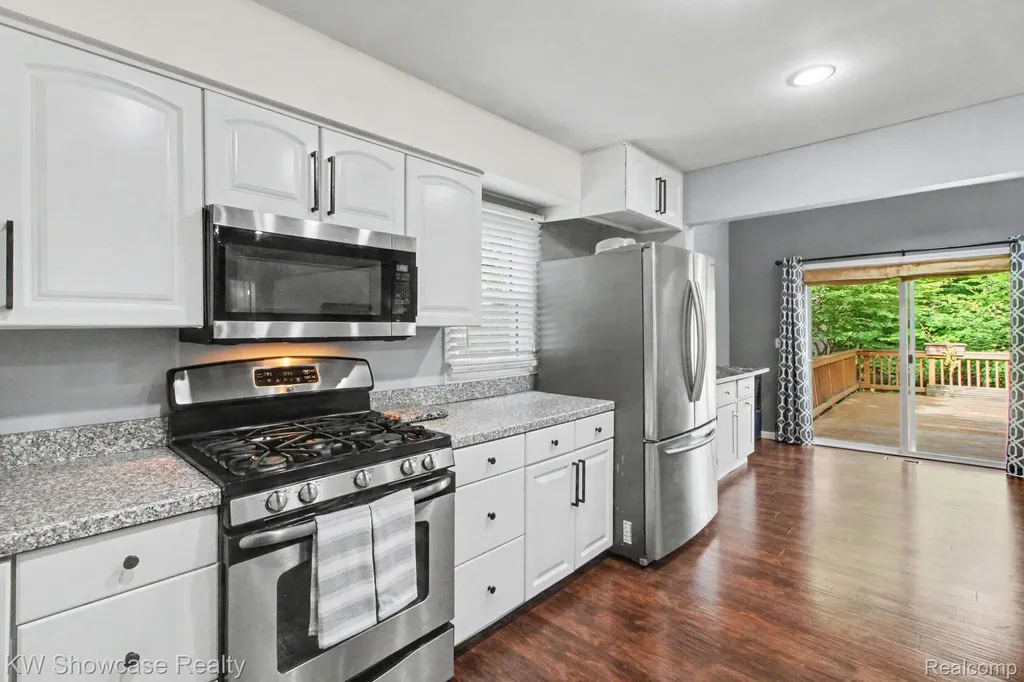 1670 Post Avenue West Bloomfield Charter Township MI 48324