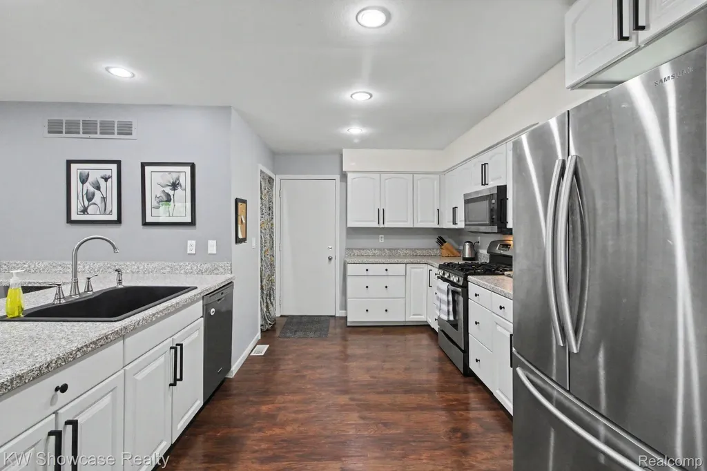 1670 Post Avenue West Bloomfield Charter Township MI 48324