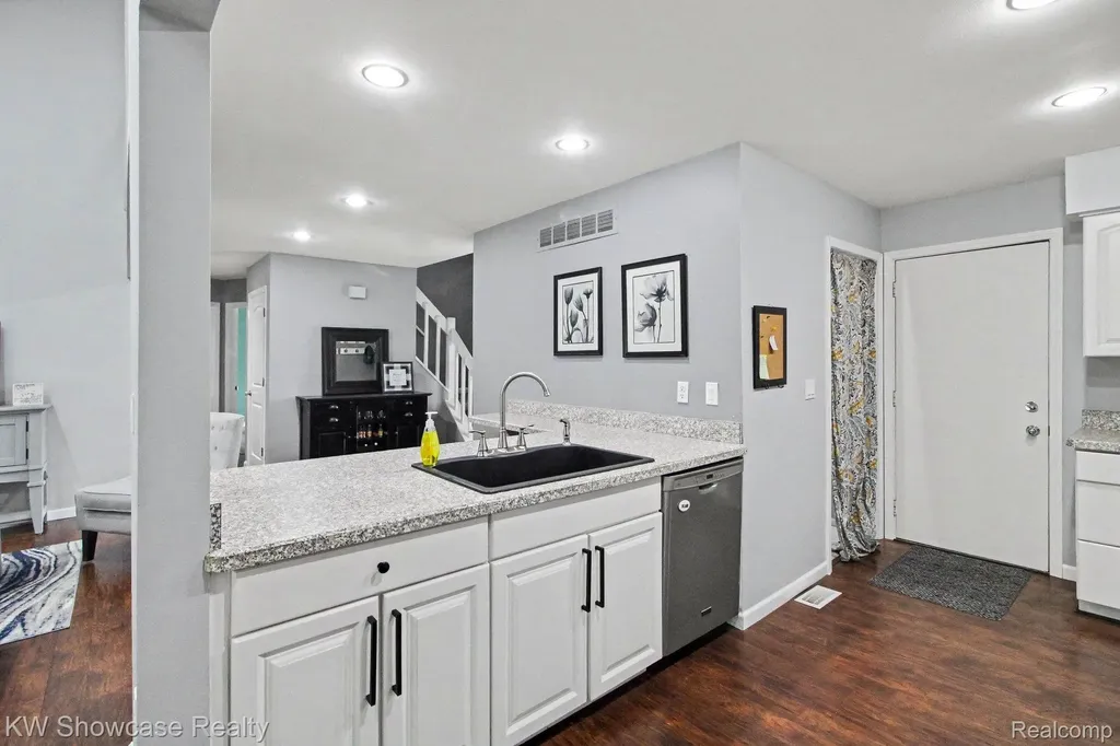 1670 Post Avenue West Bloomfield Charter Township MI 48324