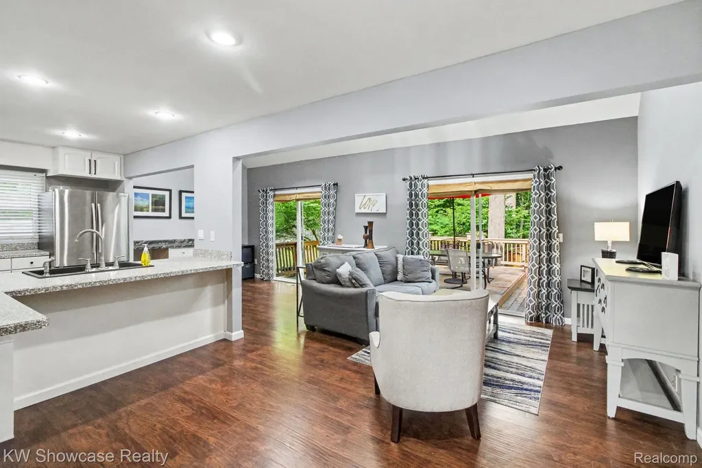 1670 Post Avenue West Bloomfield Charter Township MI 48324