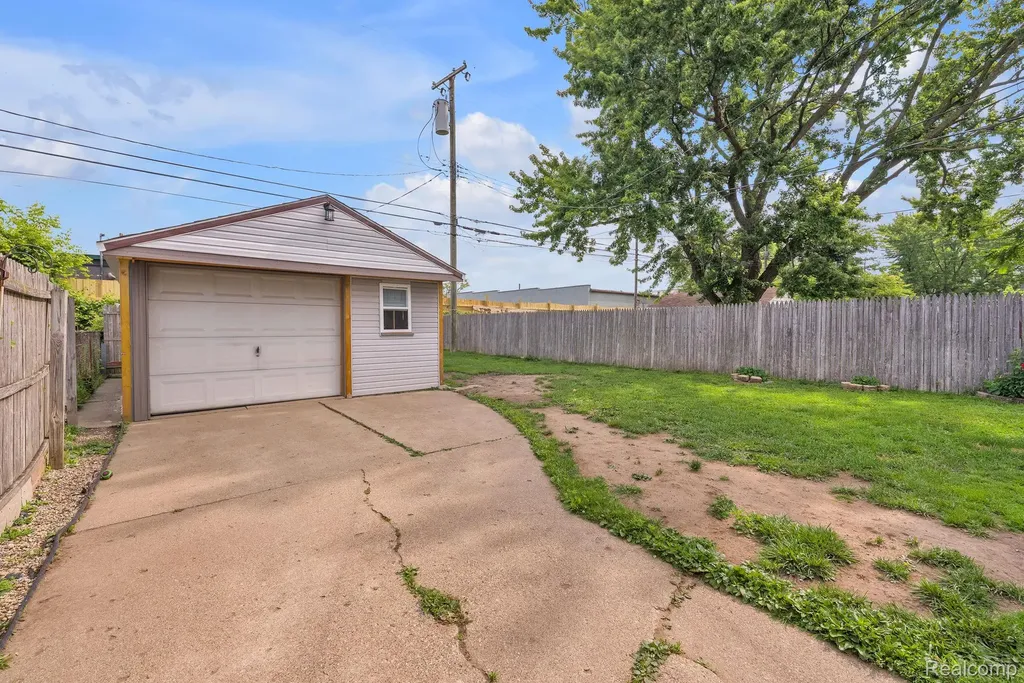 14027 Hobart Avenue Warren City MI 48089