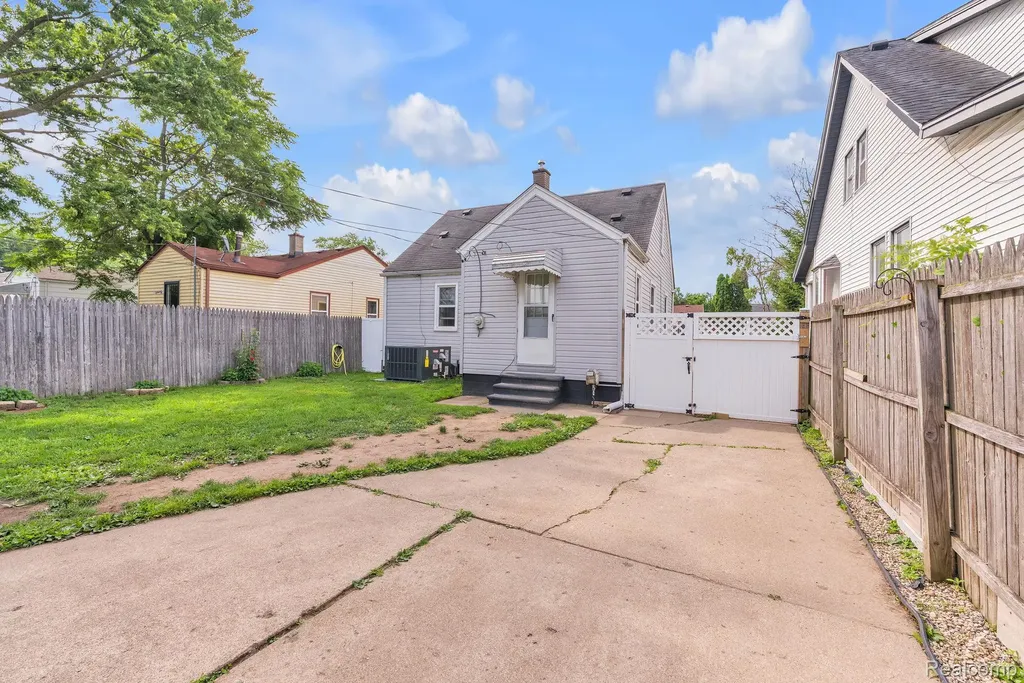 14027 Hobart Avenue Warren City MI 48089