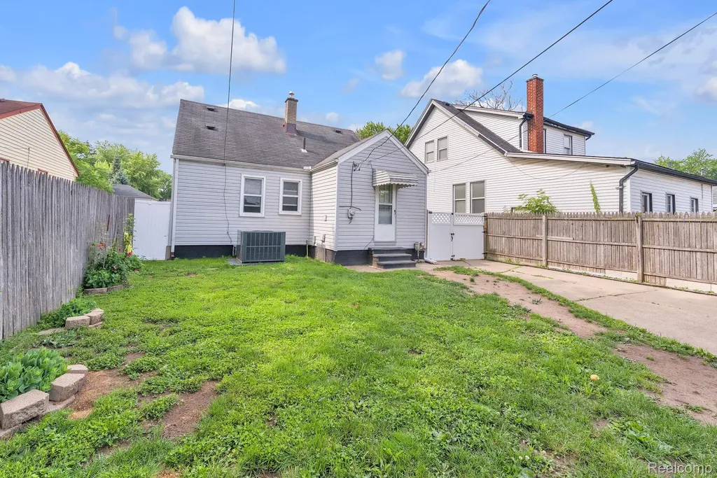 14027 Hobart Avenue Warren City MI 48089