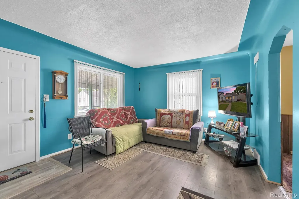 14027 Hobart Avenue Warren City MI 48089