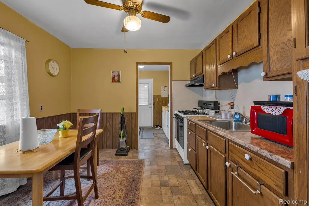 14027 Hobart Avenue Warren City MI 48089
