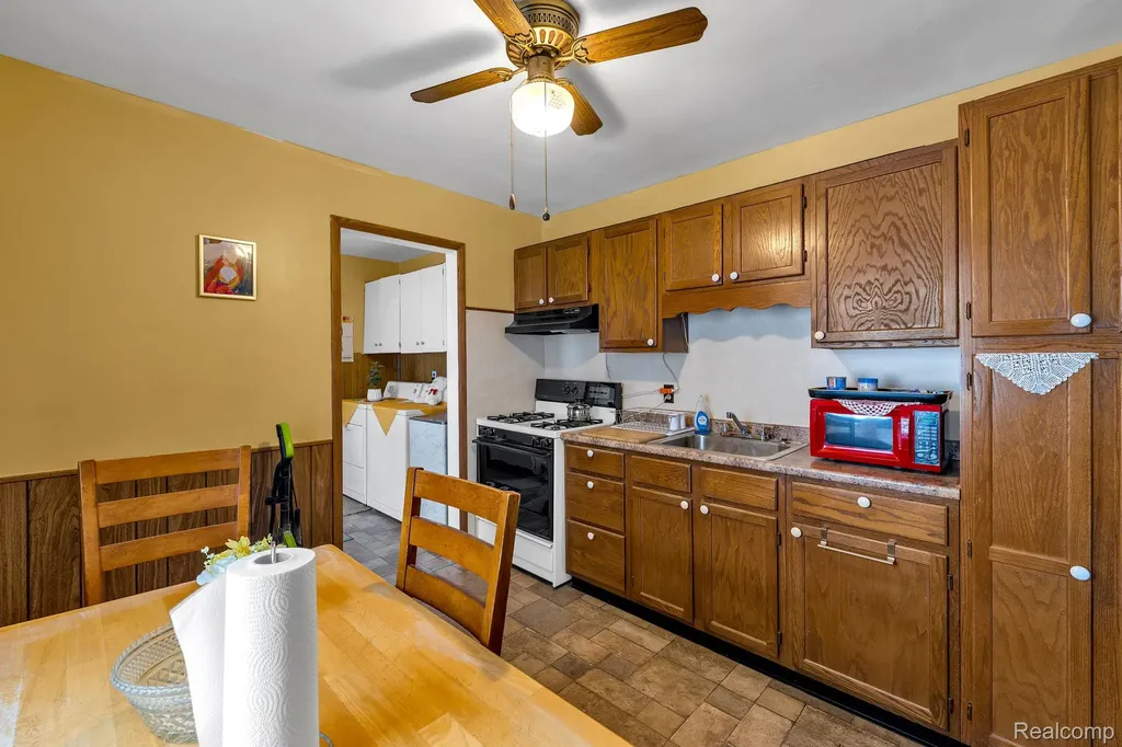 14027 Hobart Avenue Warren City MI 48089