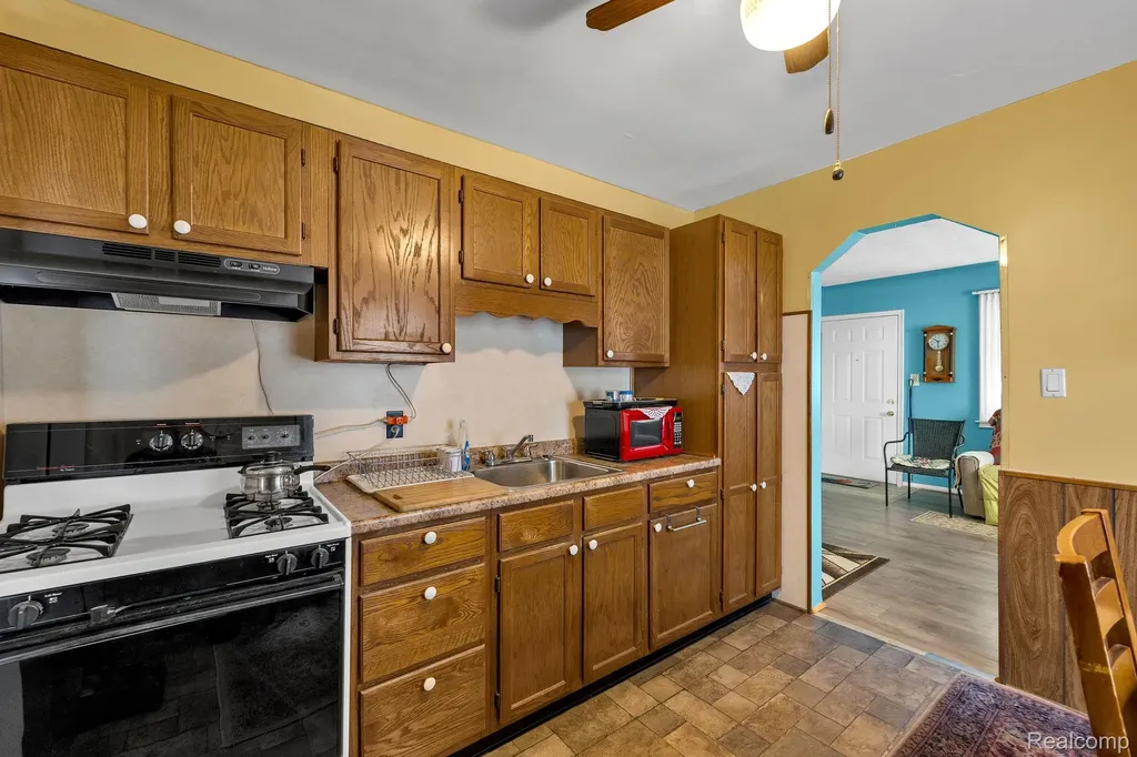 14027 Hobart Avenue Warren City MI 48089