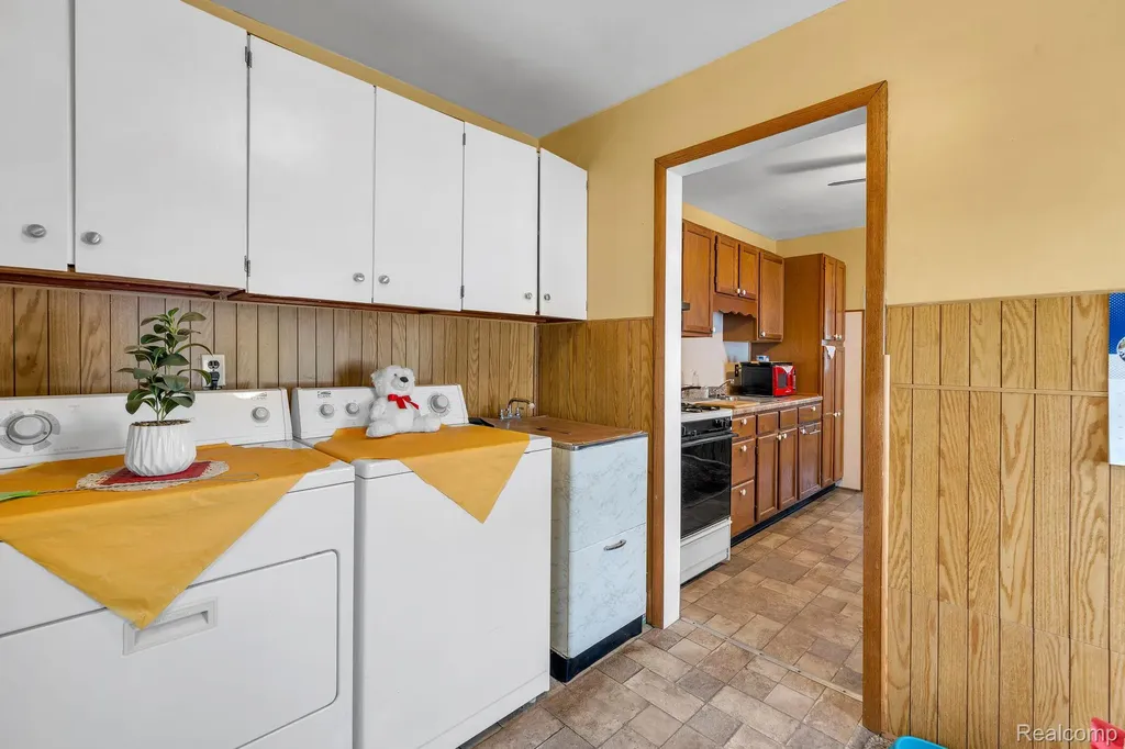 14027 Hobart Avenue Warren City MI 48089