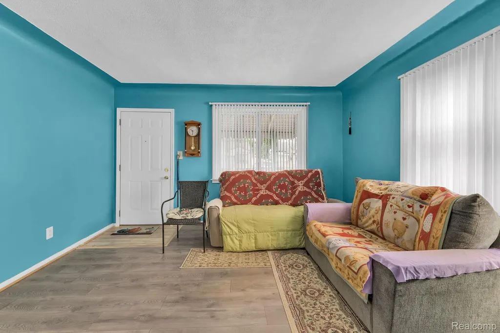 14027 Hobart Avenue Warren City MI 48089