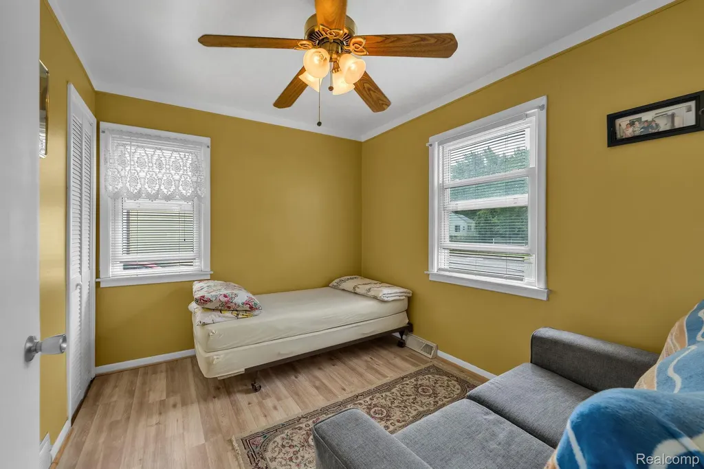 14027 Hobart Avenue Warren City MI 48089