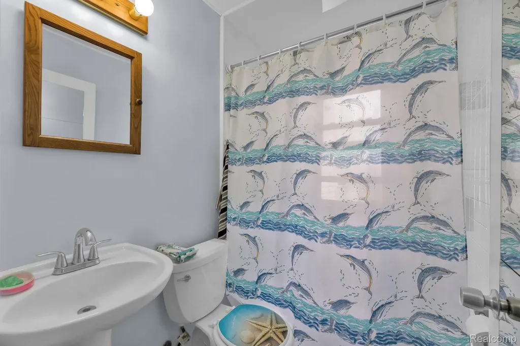 14027 Hobart Avenue Warren City MI 48089