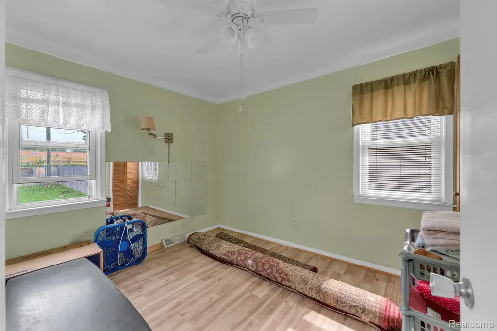 14027 Hobart Avenue Warren City MI 48089