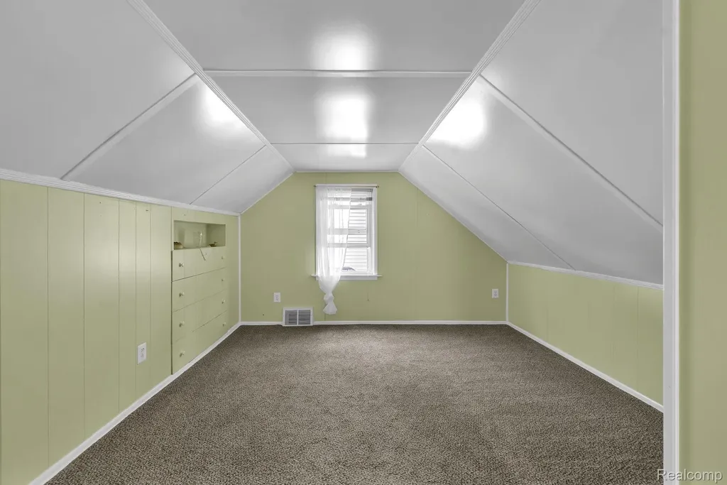 14027 Hobart Avenue Warren City MI 48089