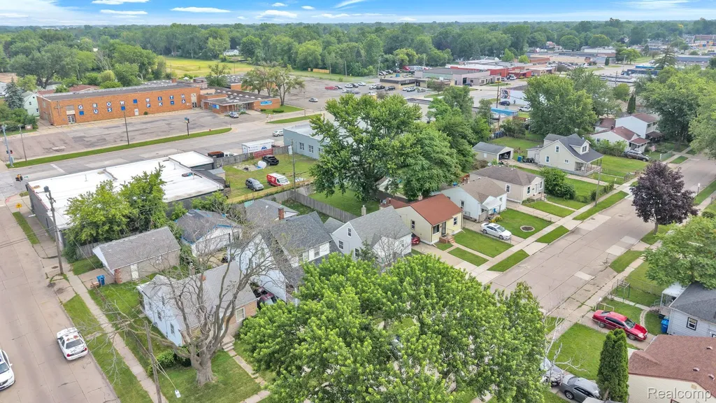 14027 Hobart Avenue Warren City MI 48089