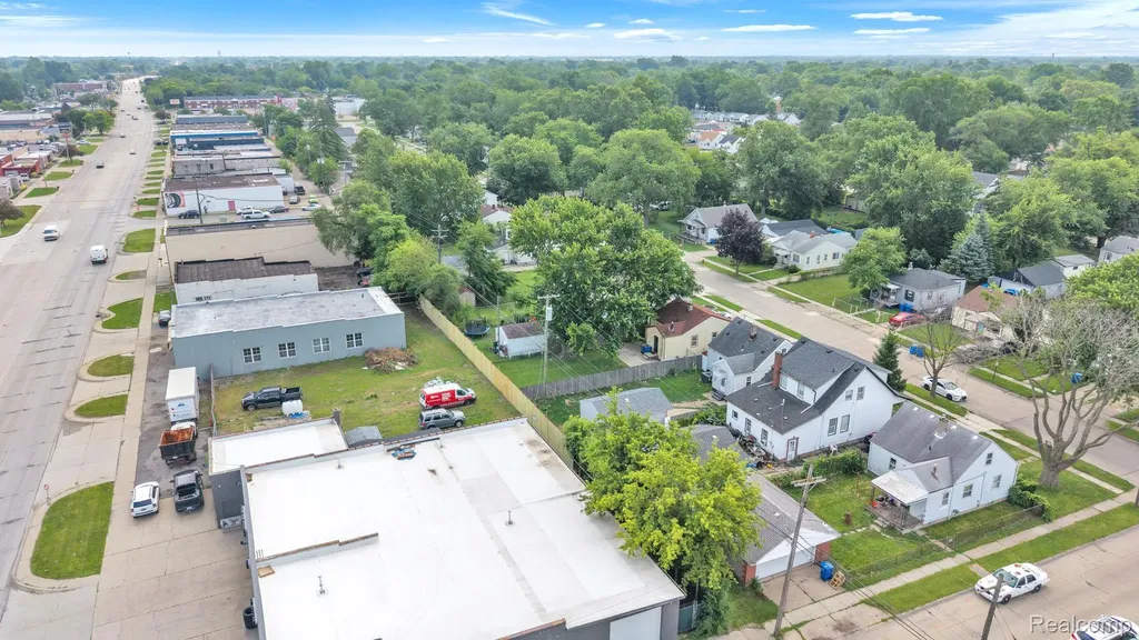 14027 Hobart Avenue Warren City MI 48089