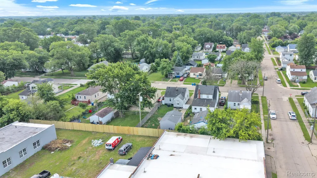 14027 Hobart Avenue Warren City MI 48089