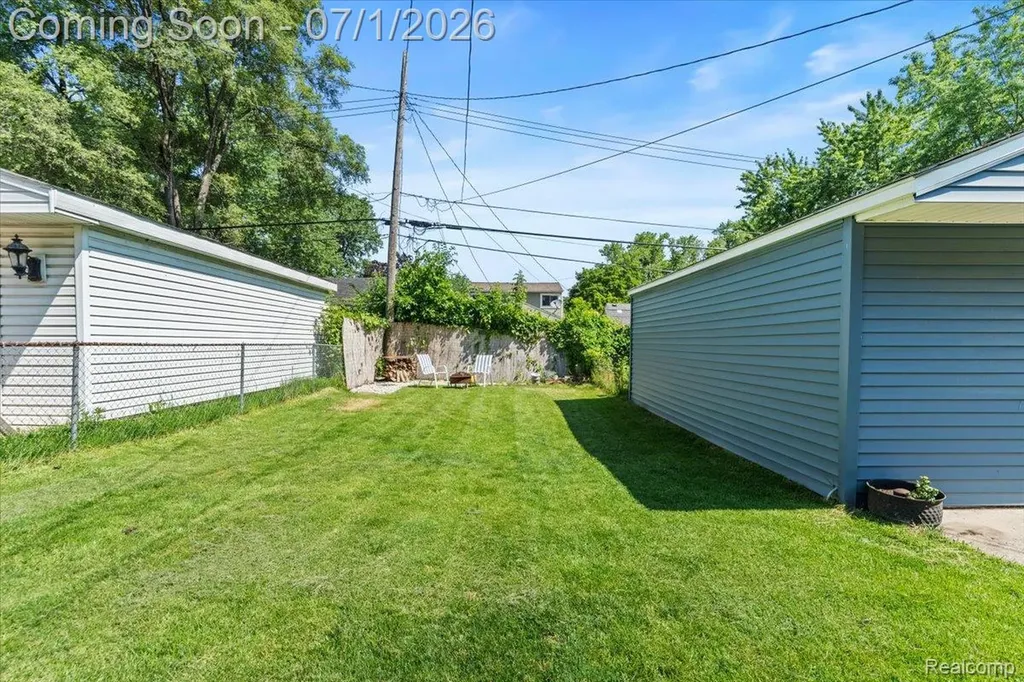 136 Mapledale Avenue Hazel Park City MI 48030