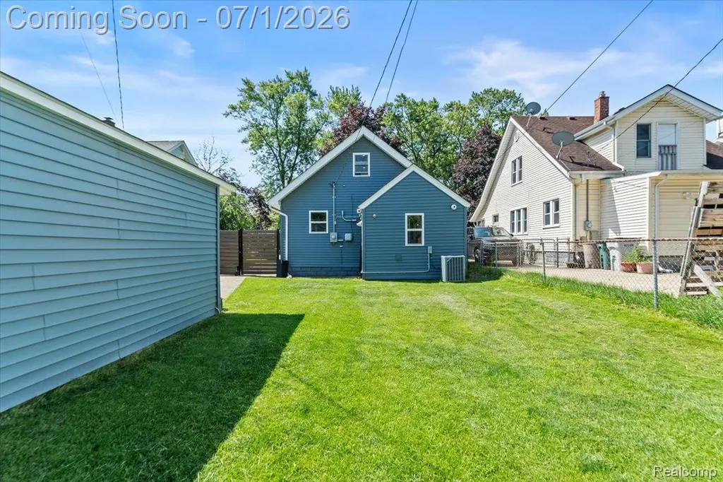 136 Mapledale Avenue Hazel Park City MI 48030