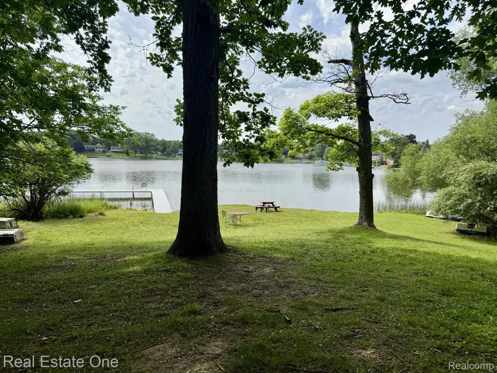 5096 Harbor Oak Drive Waterford Charter Township MI 48329