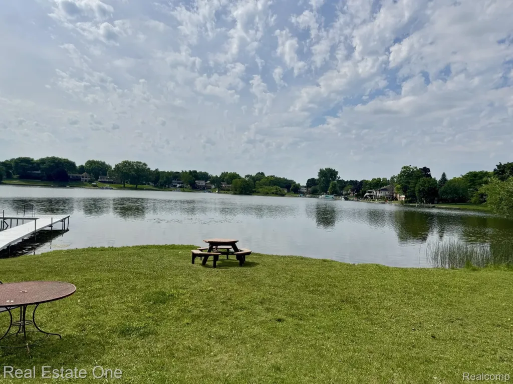 5096 Harbor Oak Drive Waterford Charter Township MI 48329