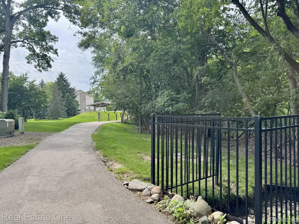 5096 Harbor Oak Drive Waterford Charter Township MI 48329