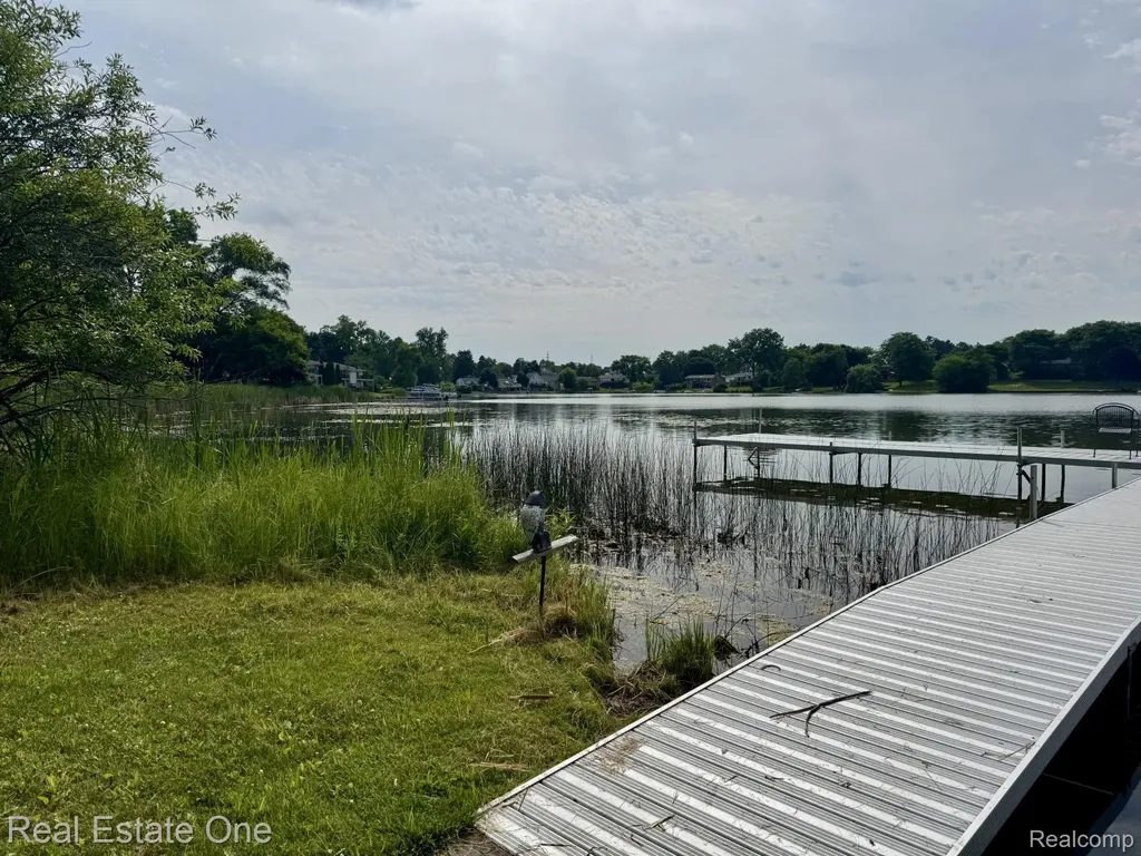 5096 Harbor Oak Drive Waterford Charter Township MI 48329