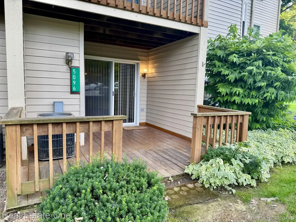 5096 Harbor Oak Drive Waterford Charter Township MI 48329