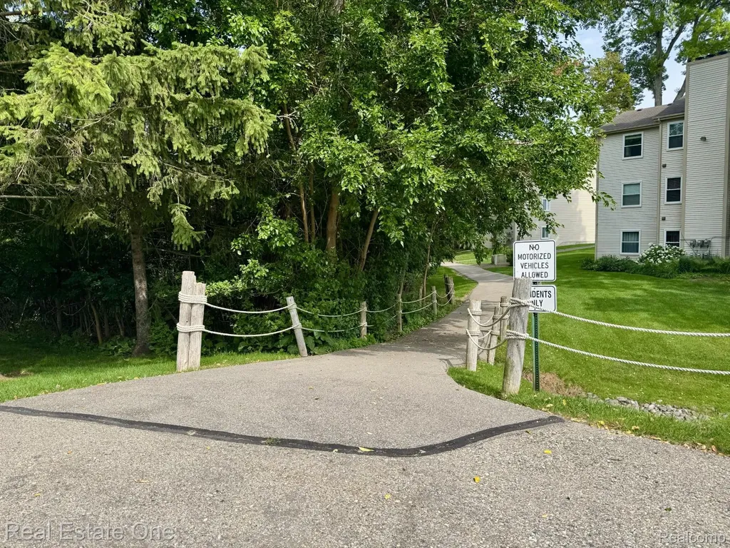 5096 Harbor Oak Drive Waterford Charter Township MI 48329