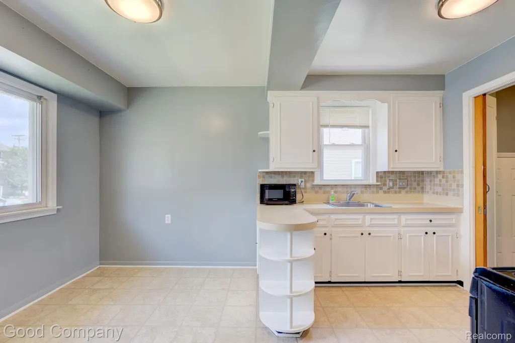 631 Saint Johns Street Wyandotte City MI 48192