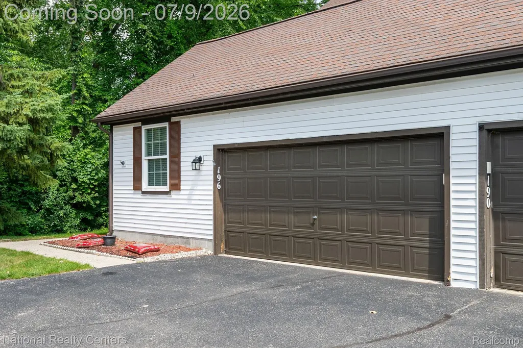 196 Barrington Circle Orion Charter Township MI 48360