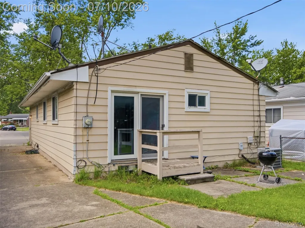 18612 Kinloch Redford Charter Township MI 48240