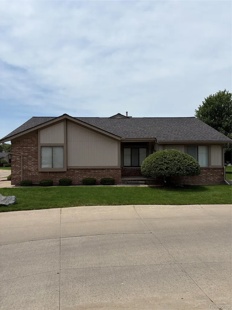38763 Windmill Pointe N Clinton Charter Township MI 48038