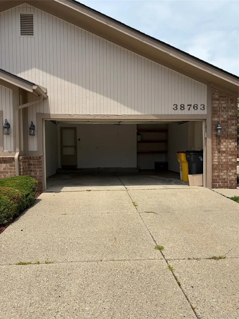 38763 Windmill Pointe N Clinton Charter Township MI 48038