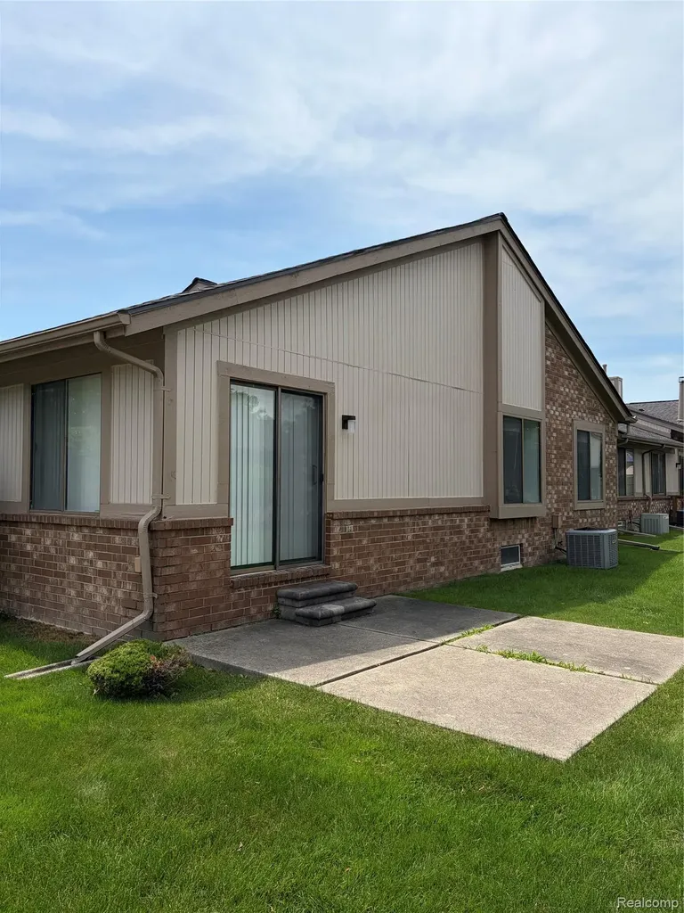 38763 Windmill Pointe N Clinton Charter Township MI 48038